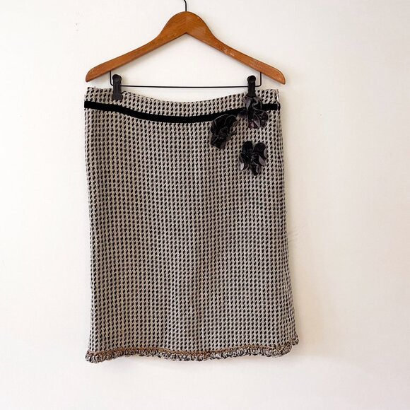 Moschino Floral Appliqué Beige Tweed Chain Hem Skirt, Size 12 - Picture 1 of 6